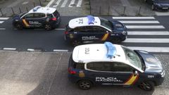 Veh�culos de la Polic�a Nacional en las inmediaciones del edificio de los juzgados de Santiago.