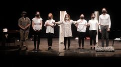 Compa��a Far�ndula Velutina, con la obra Animais de compa��a 