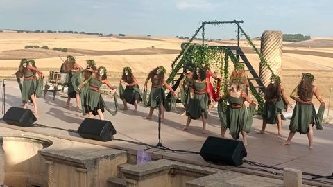 El grupo de teatro coruñés Noite Bohemia, durante una actuación en el teatro romano de Segóbriga, en Saelices (Cuenca)
