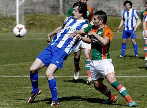 R�os, a la izquierda, trata de controlar el bal�n ante la oposici�n de un rival en A Medela.