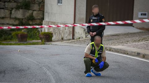Imagen de la polic�a cient�fica recogiendo muestras tras el apu�alamiento en Carreira