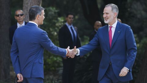 Saludo entre el rey y el presidente del Gobierno