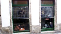 Vidrieras de estilo veneciano en el Derby. Est�n protegidas por Patrimonio, al igual que el mostrador de m�rmol de Carrara (Italia) y el z�calo, realizado en madera de caoba procedente de Cuba