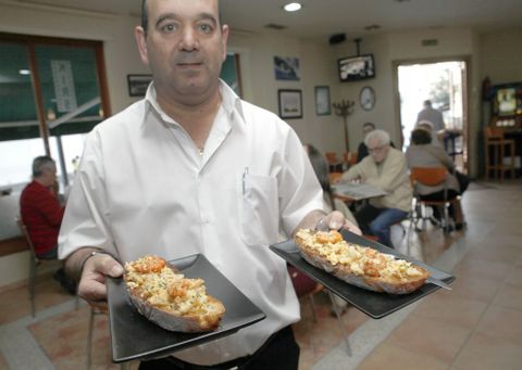 Los clientes del Kir?s boirense degustaron tostas de revuelto de bacalao con langostinos. 