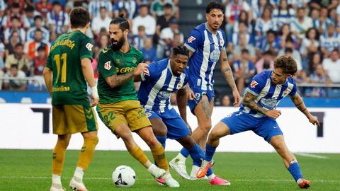 Isco (con el bal�n), se zafa de la marca de varios jugadores del D�por.