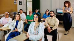 P�rez, de pie, present� el proyecto al personal del centro de salud de O Barco. 