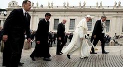 El papa Francisco camina durante la audiencia general en la plaza de San Pedro del Vaticano, el pasado da 9.