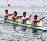 A la izquierda, la salida del K-4 s�nior masculino. A la derecha, los palistas en una de las transiciones.