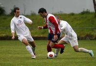 Tachi trata de frenar el avance de un jugador del Alondras en el choque disputado en Barra�a.