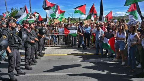 Las exministras de Podemos Ione Belarra e Irene Montero participan en las protestas contra Israel en la Vuelta ciclista a España, a la altura de Cercedilla (Madrid).