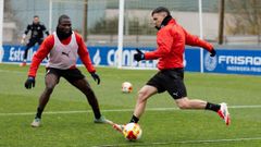 �lex Gallar encara a Nathaniel Nicholas en su primer entrenamiento con el CD Lugo.