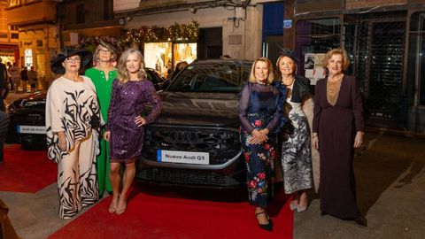 Pacientes y familiares, en una imagen tomada a las puertas del Casino, con coches cedidos por Autog�ndara, una de las firmas colaboradoras