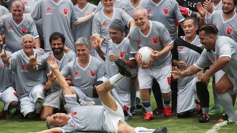  Lula da Silva, en un partido amistoso de f�tbol en la escuela Florestan Fernandes en Guararema, estado de Sao Paulo, Brasil, el pasado domingo