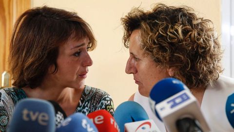 JUana Rivas,  junto a la directora del �rea de Igualdad y asesora jur�dica del centro de la mujer, Francisca Granados