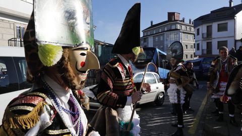 Os felos percorren Maceda.A comitiva co personaxe do entroido tradicional estn a percorrer os pobos do municipio e a Serra de San Mamede