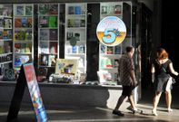 En la foto, p�blico accediendo a una de las librer�as ubicadas en el centro de Ferrol. 