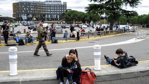Un viajero esperado en el aeropuerto de Toulouse despu�s de ser desalojado el mi�rcoles