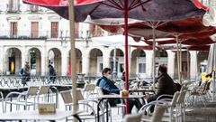 Dos personas en una terraza en �lava, donde la hosteler�a ha reabierto tras la sentencia