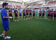 Manu Fern�ndez da instrucciones a sus jugadores durante uno de los �ltimos entrenamientos. 