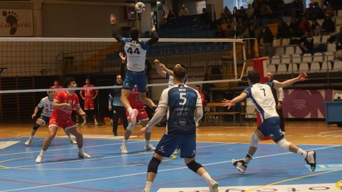 Janluar Figueroa remata en una acci�n del partido.