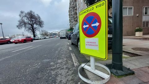 Se�alizaci�n en la zona de Areal, frente a Guixar, alertando del riesgo de inundaci�n