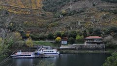 Los dos barcos de la Diputaci�n de Lugo que hacen la ruta del ca��n del Sil, junto al embarcadero este oto�o, antes de que terminase la temporada 