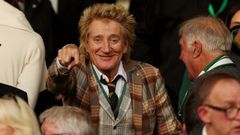 Hincha. Rod Stewart fotografiado en la grada del Celtic- Aberdeen que tuvo lugar en octubre. 