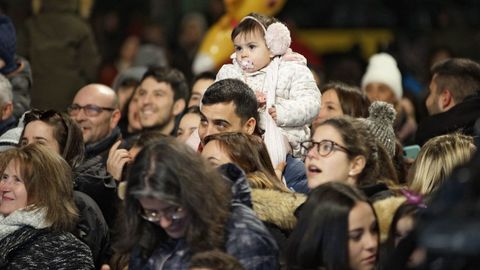 Miles de personas salieron a las calles de Ourense para recibir a sus majestades de Oriente pese al frío
