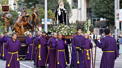 Este a�o se han sumado cofrades m�s j�venes para las procesiones en Vigo.