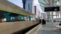 Estaci�n de�Lisboa Oriente, con un tren de alta velocidad