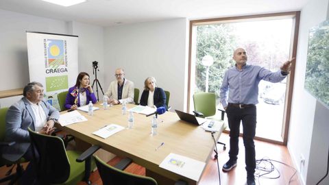 El secretario del Craega, Javier Garc&iacute;a (de pie, a la derecha), explicando los datos ante responsables de la entidad y de la Conseller&iacute;a de Medio Rural en un acto celebrado este viernes en Lugo