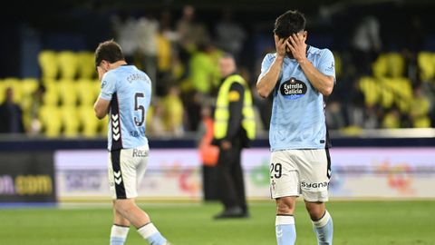 Sergio Carreira y Yoel Lago, lament�ndose tras la derrota del Celta ante el Villarreal.