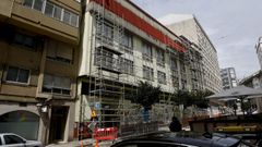 Obras en la cubierta del CEIP Sal Lence, en Os Castros