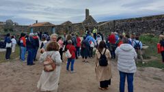 En la isla se conservan las ruinas de una antigua fbrica de salazn, y de la aldea en la que llegaron a vivir algo ms de 60 personas
