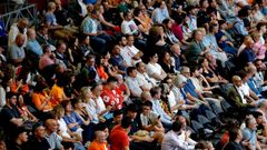 Aficionados del Leyma viendo a su equipo en el Coliseum