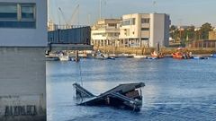 El pantal�n del aula n�utica de la UDC, semihundido este lunes por la ma�ana