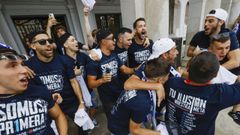 Jugadores de O Parrulo festejando el ascenso.
