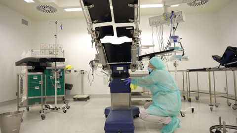Bel�n realizando una limpieza a fondo en un quir�fano en el que estuvo presente un agente infeccioso. 