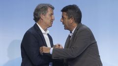El presidente del PP, Alberto Nez Feijoo, saluda a Carlos Mazn en un encuentro de los populares en Murcia el pasado 28 de septiembre 