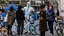 Un oficial de polic�a distribuye a la gente en la zona confinada de Shangh�i, al este del r�o Huangpu