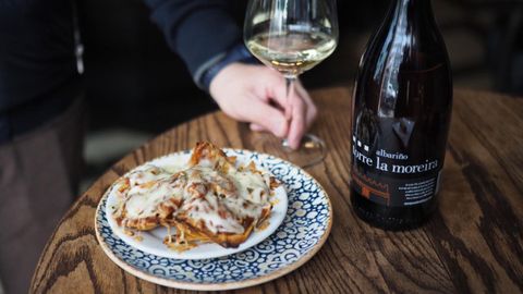 Nachos de ma�z con pollo y queso maridados con copa de Torre la Moreira