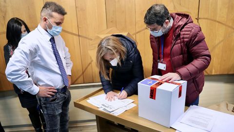 El jefe del Servicio de Vigilancia Epidemiol�gica, Ismael Huerta, y la responsable de Vacunas de la Direcci�n General de Salud P�blica, Marta Huerta, recogen las primeras dosis