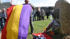 Homenaje a los republicanos que yacen en la fosa com�n del cementerio de Rubi�ns, en la que hoy se comenzar� a trabajar
