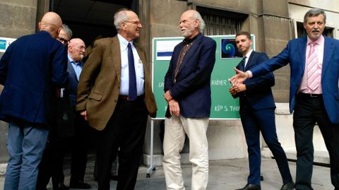 Los f�sicos tras la charla con los alumnos