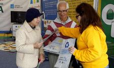 Una t�cnica de la Xunta informa a dos laracheses sobre el reciclado de pl�sticos, briks y latas.