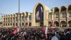 Una multitud alrededor de la Gran Mezquita Mosal� de Teher�n para despedir a Jamen�i. 