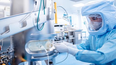 Un tcnico de Biontech trabaja en la produccin de vacunas de ARNm