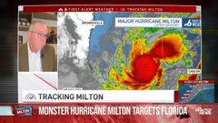 El meteorlogo John Morales, emocionado mientras da detalles sobre el huracn Milton en el canal NBC 6, que emite en la zona sur del estado de Florida