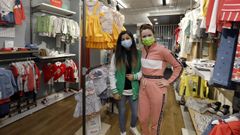 Natalia Rubal, a la derecha, coordina el desfile infantil en el que participar�n 75 ni�os