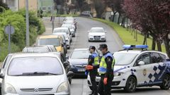 Polic�as locales de Lugo realizando un control en la Ronda do Carme